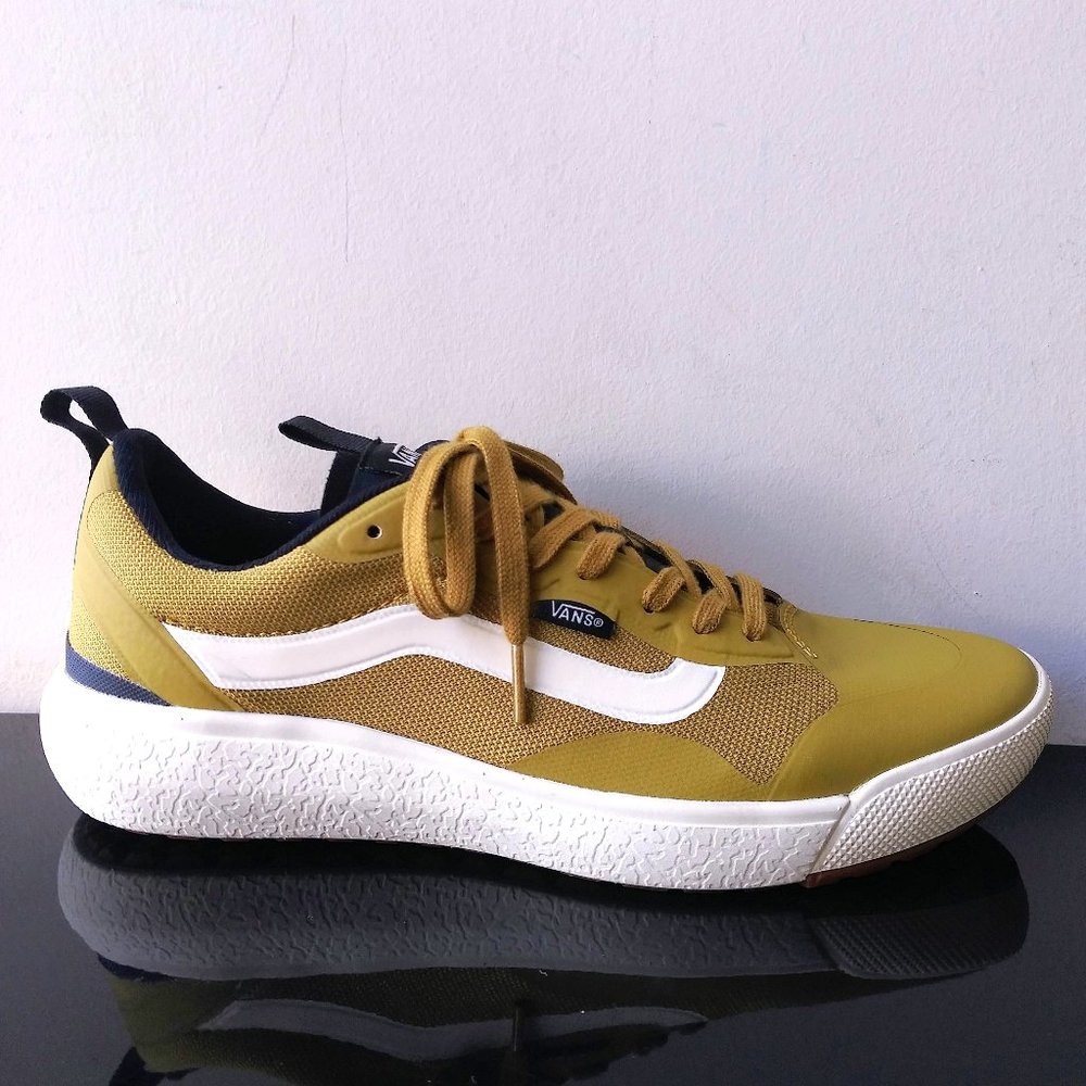 Vans Men's Ultrarange Exo Lightweight Low Top Sneaker